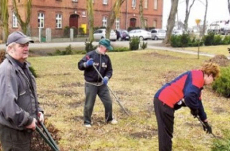 Potrzeba więcej kasy na plac zabaw przy szkole - Zdjęcie główne