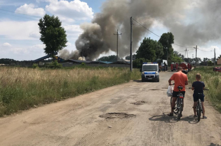 Płonie 45 ton materiałów budowlanych i starych mebli [ZDJĘCIA I FILM] - Zdjęcie główne