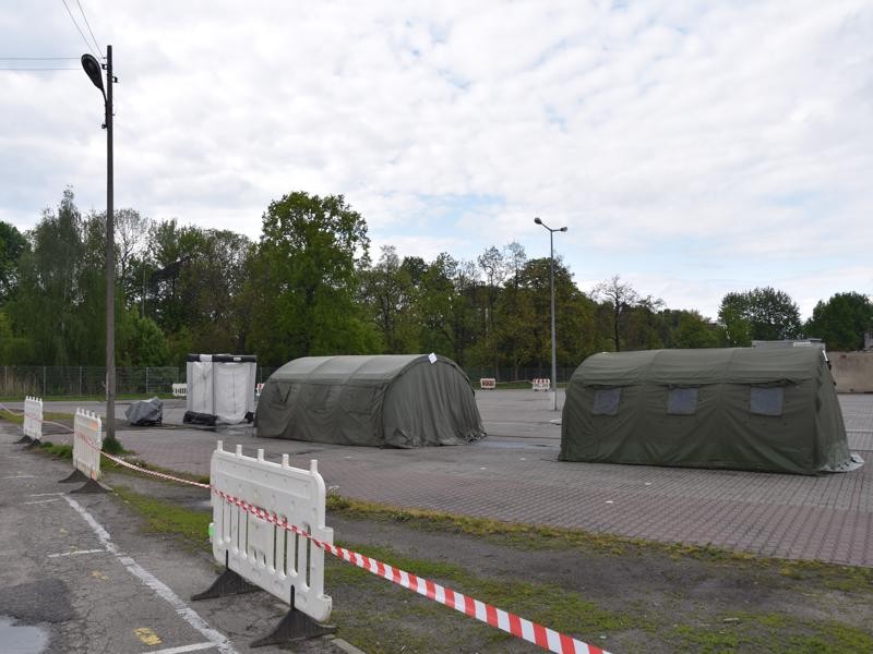 Samochodowy punkt pobrań prób COVID-19 drive thru - Zdjęcie główne