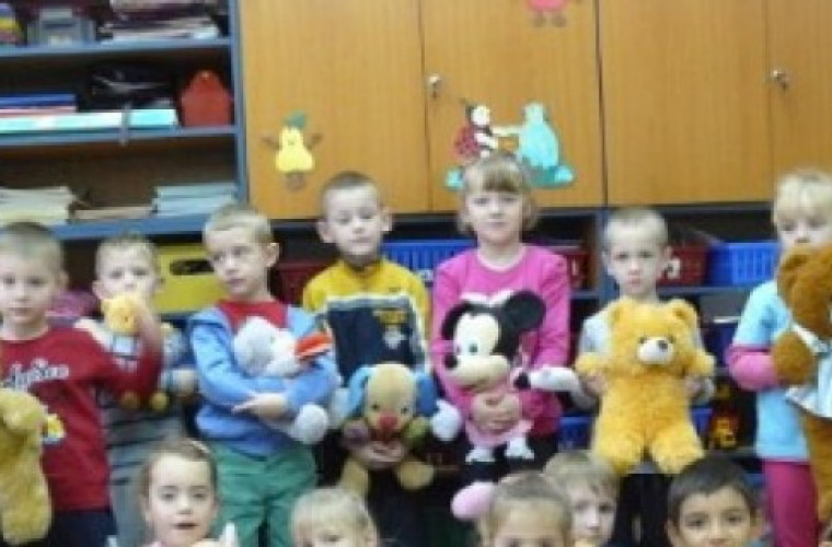 Kuklinów: Przedszkolaki i ich pluszaki - Zdjęcie główne