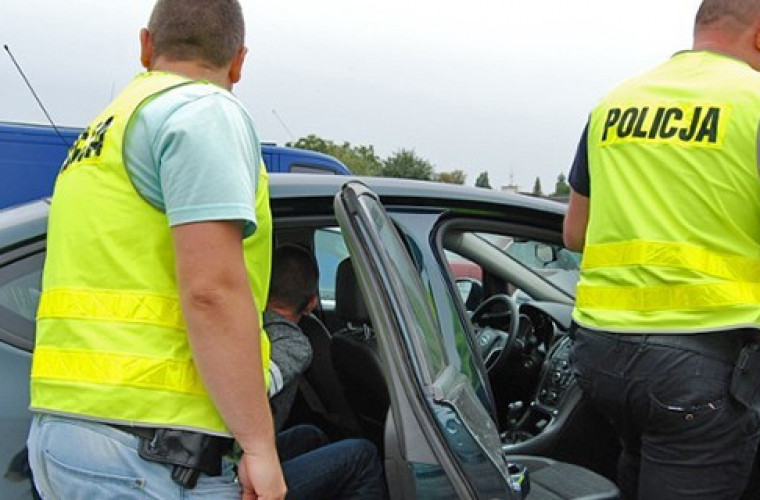 Potrącił motorowerzystę, uciekł, zacierał ślady. Policja go znalazła. Jak się tłumaczy?   - Zdjęcie główne