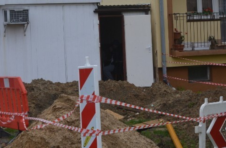 Koźmin Wlkp. Kontener oświetlają zniczami, a w pobliżu jest wykop z gazociągiem - Zdjęcie główne