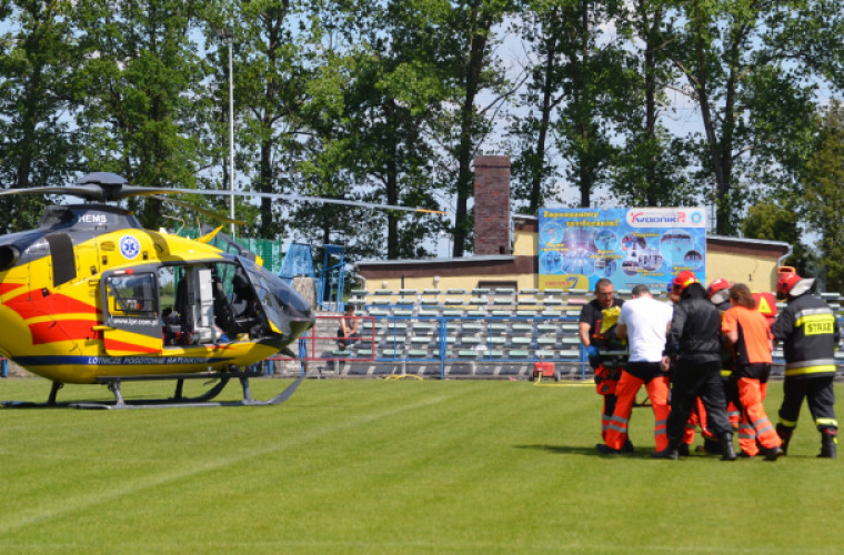 Krotoszyn. Spadł na metalowy pręt. Jest w stanie ciężkim. Wezwano helikopter LPR [FOTO I FILM] - Zdjęcie główne