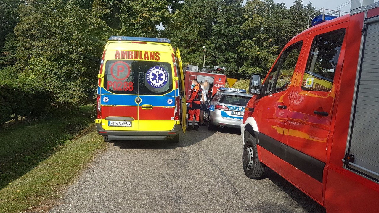 Groźny wypadek w Biadkach. Dwie osoby trafiły do szpitala   - Zdjęcie główne