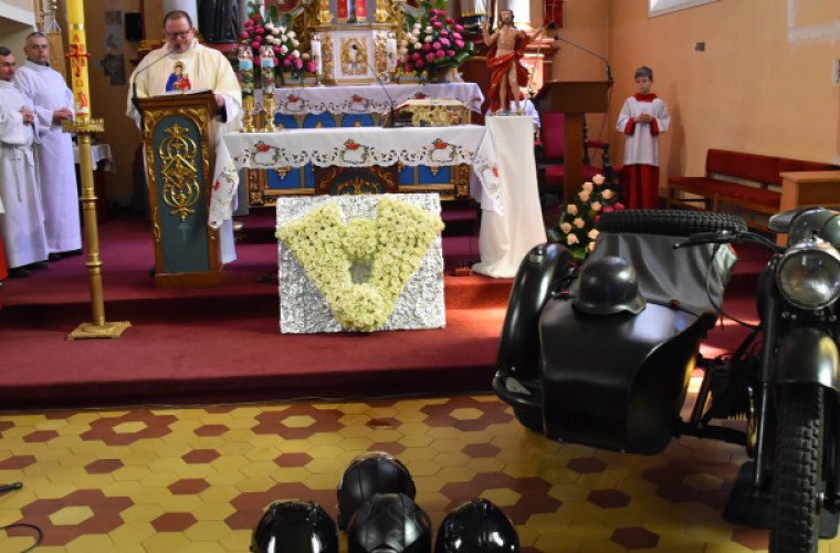 Dziesiątki właścicieli motocykli i hektolitry wody święconej w Lutogniewie [ZDJĘCIA i FILMY] - Zdjęcie główne