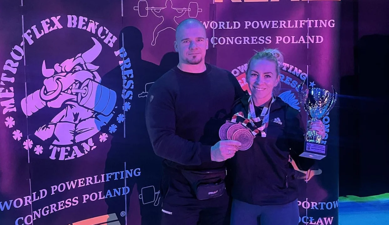 Krotoszyńska policjantka wyciskała sztangę i zdobyła trzy medale na mistrzostwach Polski - Zdjęcie główne