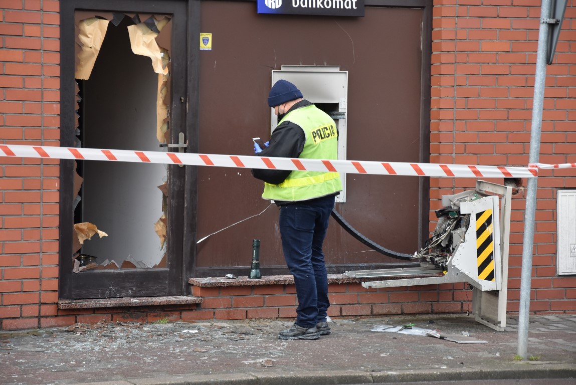 Zduny. Złodzieje wysadzili bankomat