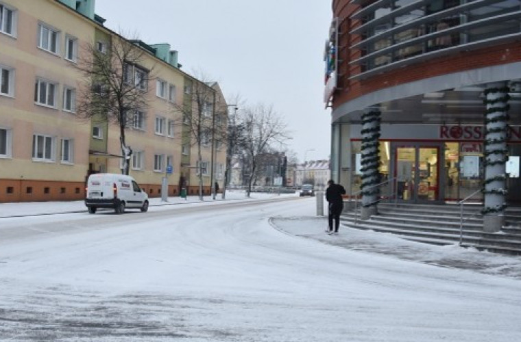 Krotoszyn w śniegu. Na drogach jest bardzo niebezpiecznie [ZDJĘCIA] - Zdjęcie główne