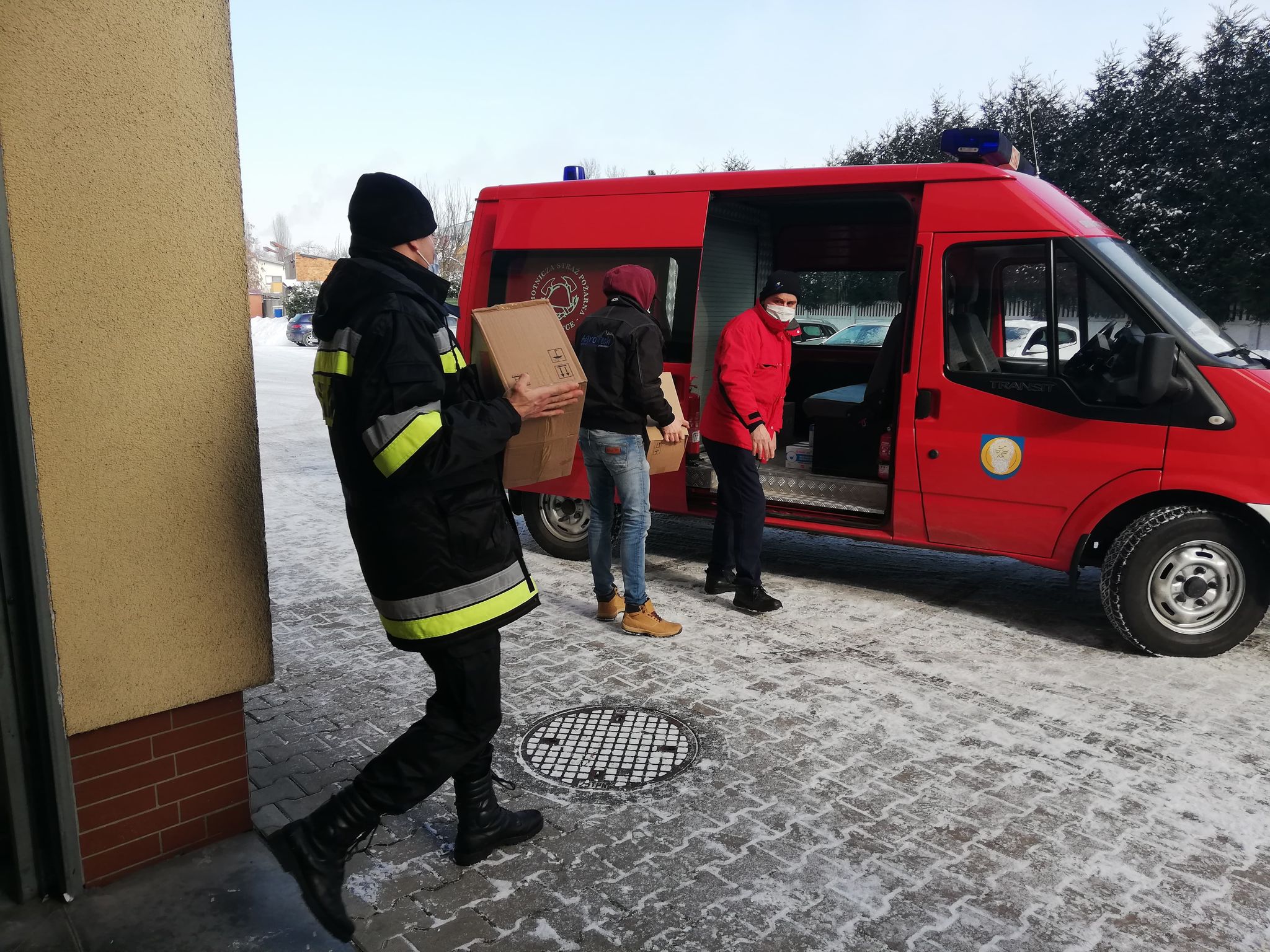 Krotoszyn. Strażacy roznoszą ulotki i transportują seniorów na szczepienie [ZDJĘCIA] - Zdjęcie główne