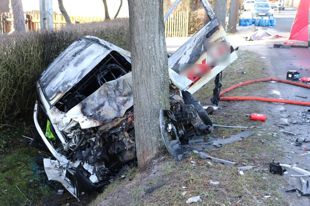 Wypadek w Roszkach. Samochód stanął w ogniu, kierowca nie żyje - Zdjęcie główne