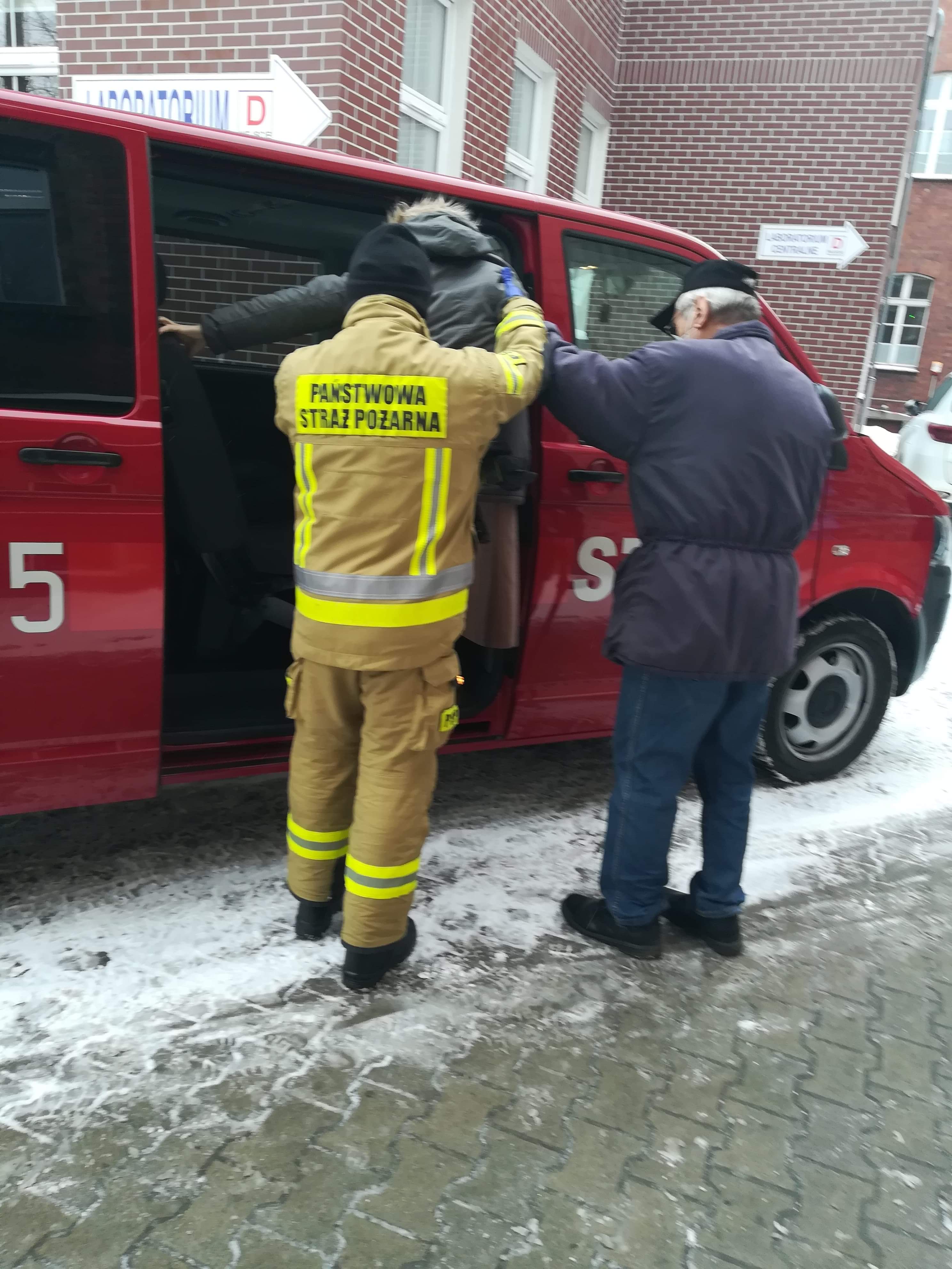 Strażacy z powiatu krotoszyńskiego transportują seniorów na szczepienia