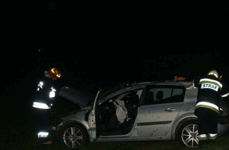 Smoszew. Dachował i wypadł z auta. Zmarł w szpitalu - Zdjęcie główne