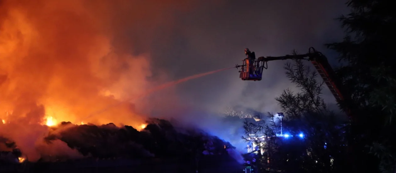 Ogromny pożar na terenie firmy recyklingowej w Rawiczu. Z żywiołem walczy ponad 100 strażaków - Zdjęcie główne