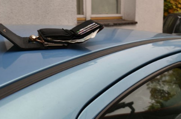 Położyła portfel na dachu auta i odjechała - Zdjęcie główne