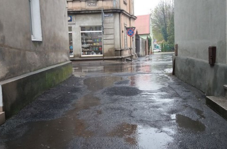 Kobylin. Błoto na wejściu do kamienic - Zdjęcie główne