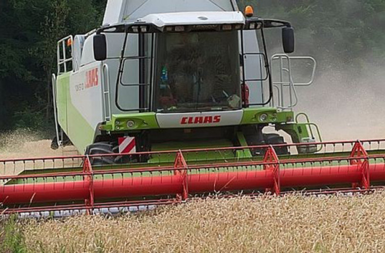 Nachylił się nad pracującym kombajnem. Maszyna go wciągnęła - Zdjęcie główne