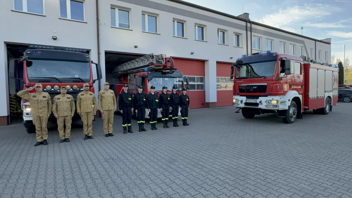 Zabrzmiały syreny i zapadła cisza. Strażacy oddali hołd zmarłemu druhowi