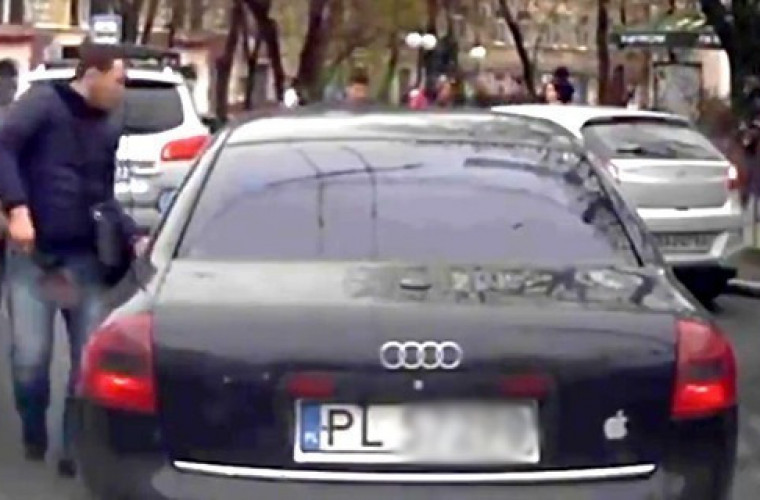 Aż trudno uwierzyć. Kierowca audi zatrzymuje auto i wysiada z saperką... [WIDEO] - Zdjęcie główne