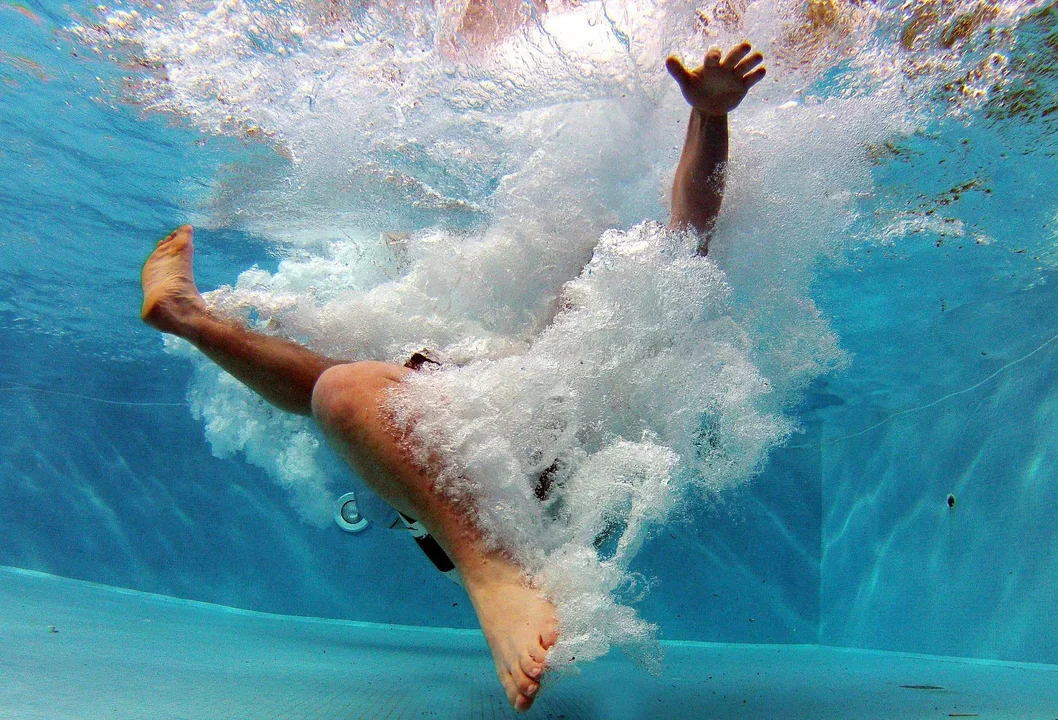 Z KRAJU: Nie żyje 9-letnia dziewczynka, utopiła się w basenie. Jak zapobiegać tragediom nad wodą?  - Zdjęcie główne