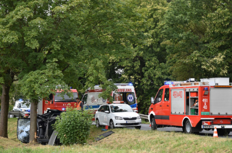 Wypadek na trasie Zduny - Krotoszyn. Samochód uderzył w drzewo. - Zdjęcie główne
