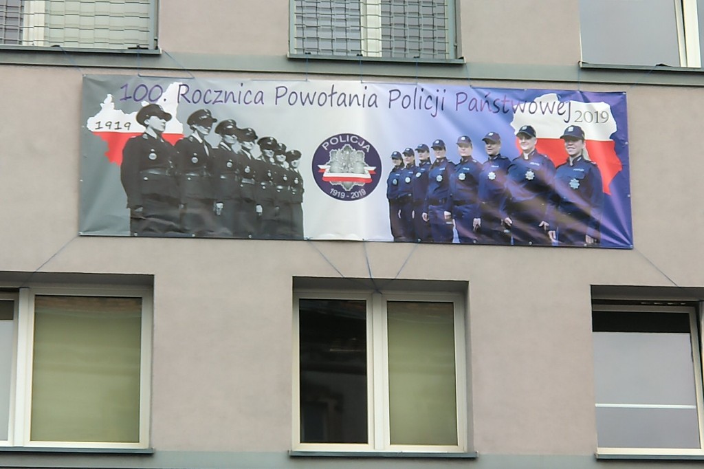 Baner na budynku krotoszyńskiej policji - Zdjęcie główne