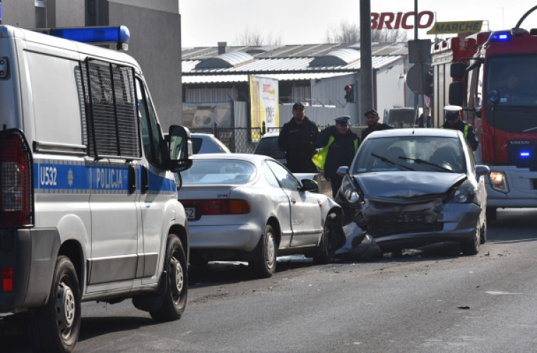 Krotoszyn. Czołowe zderzenie na Pukackiego. Jedna osoba ranna [FOTO] - Zdjęcie główne