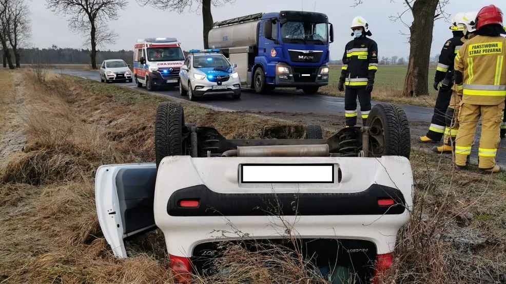 Wpadł w poślizg, uderzył w pień drzewa i dachował. 19-latek z wysokim mandatem - Zdjęcie główne