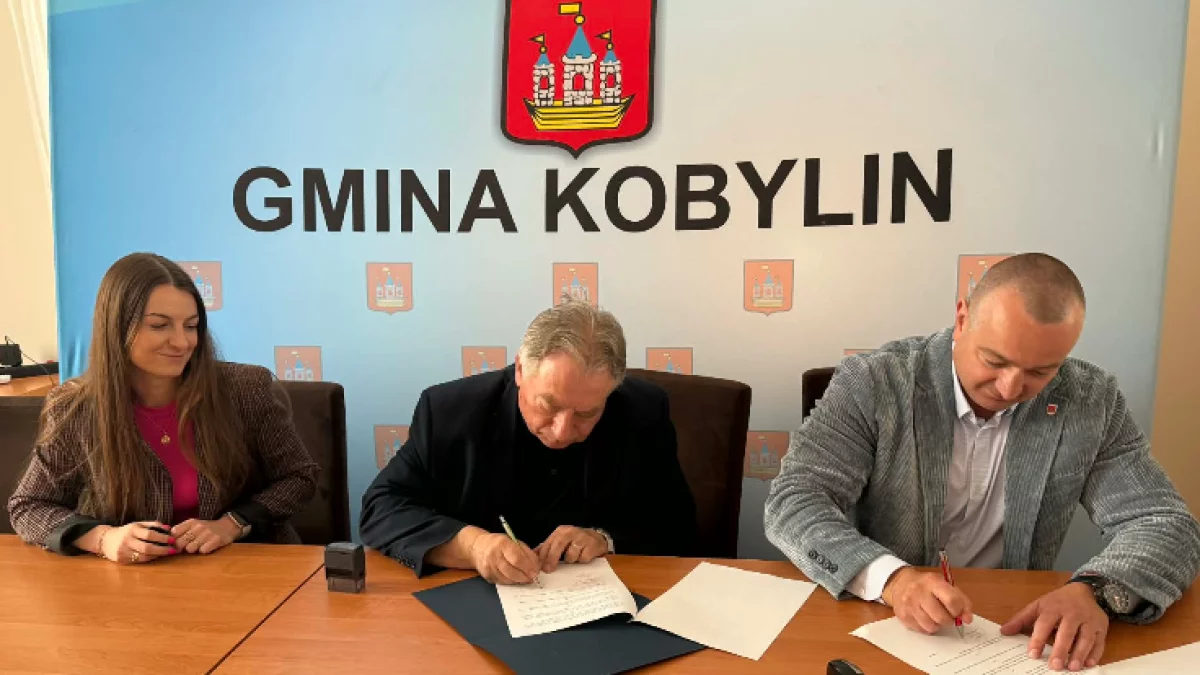Gmina Kobylin przekaże pieniądze na zabytkowy kościół. Podpisano umowę