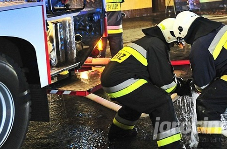 Gigantyczna plama na drodze krajowej. Straż w akcji - Zdjęcie główne