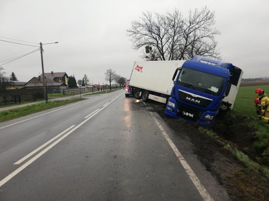 Lutogniew. Ciężarówka w rowie.