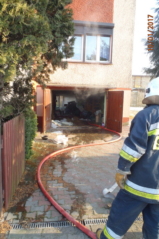 Pożar w Zdunach. Jedna osoba ranna, dwie ewakuowane [FOTO] - Zdjęcie główne