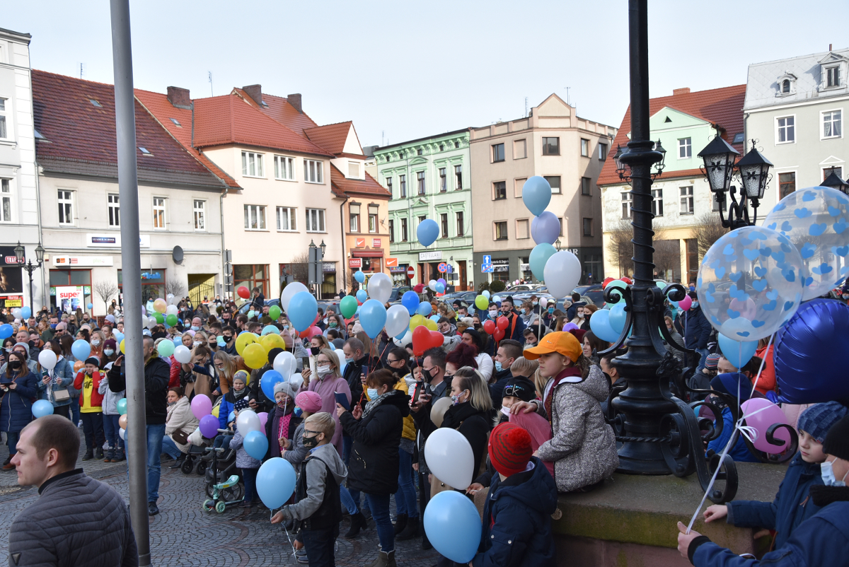 Krotoszyn. Balonik dla Marcelka. Na rynku setki osób [ZDJĘCIA i FILM] - Zdjęcie główne