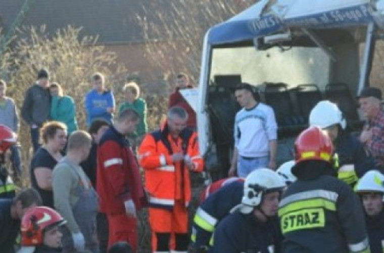 Dzierżanów: Kierowca autobusu odpowiada za wypadek na przejeździe kolejowym - Zdjęcie główne