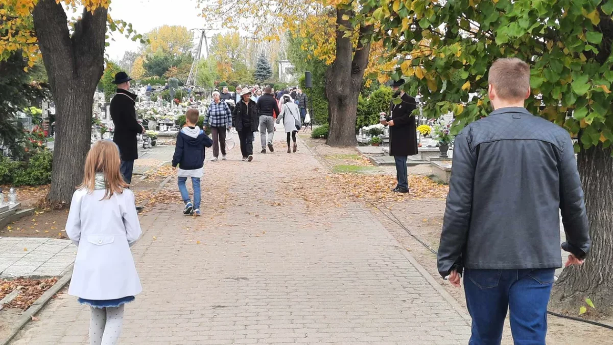 Dziś dzień Wszystkich Świętych. Odwiedzamy groby najbliższych [ZDJĘCIA] - Zdjęcie główne