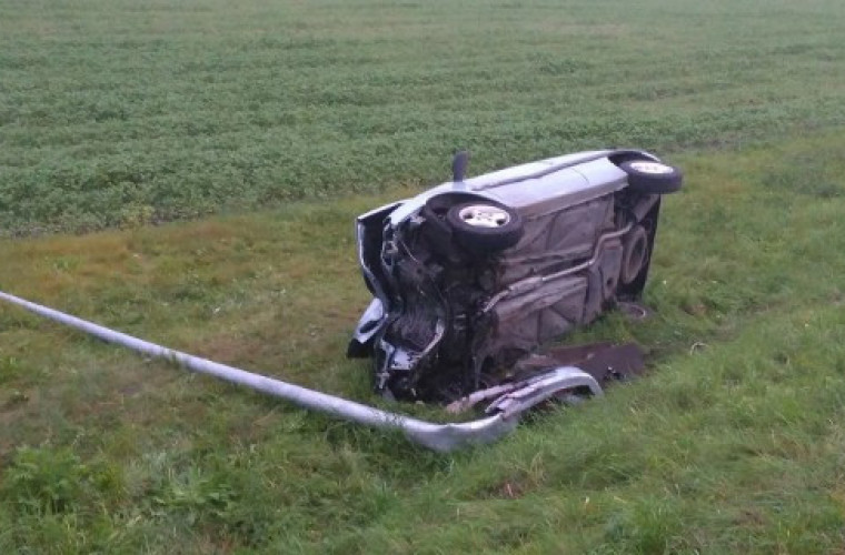 Smoszew. Samochód uderzył w lampę. Jedna osoba ranna [FOTO] - Zdjęcie główne