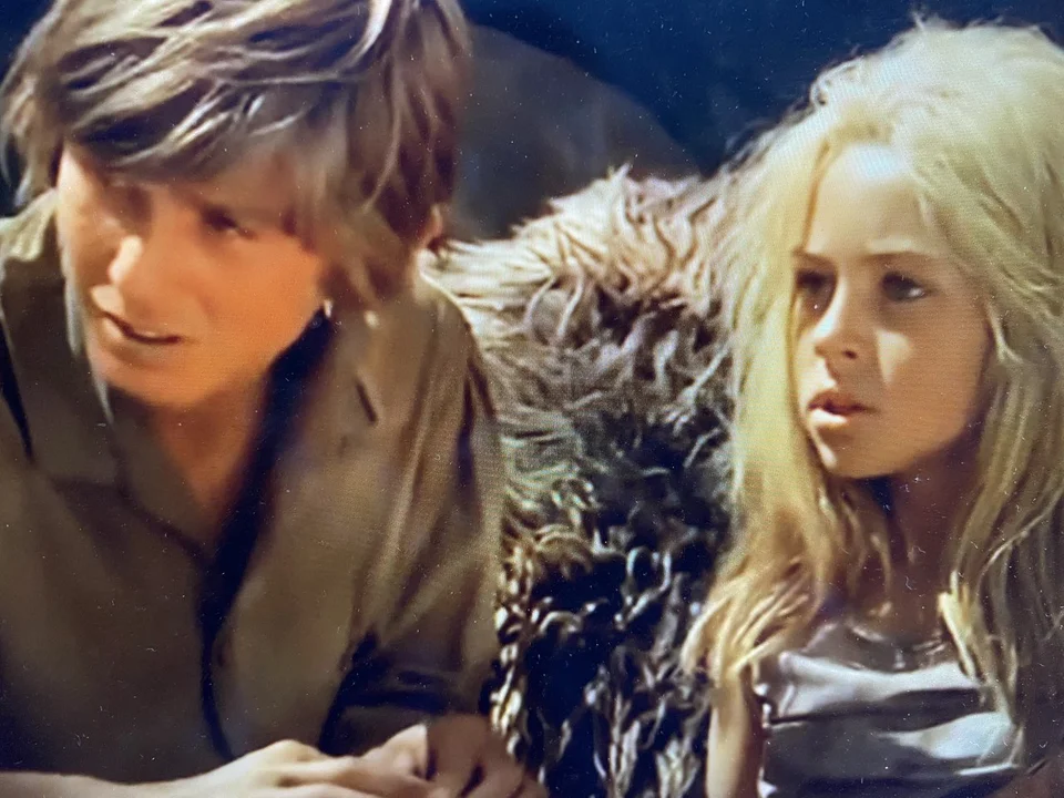 "W pustyni i w puszczy" - na podstawie powieści Henryka Sienkiewicza powstał zarówno film, jak i serial. Fabuła dzieje się w Afryce. Główni bohaterowie to Staś Tarkowski – czternastoletni Polak, syn starszego inżyniera zatrudnionego przy pogłębianiu łożyska Kanału Sueskiego. Jego towarzyszką jest Nel Rawlison – ośmioletnia Angielka, córka jednego z dyrektorów budowy Kanału Sueskiego. Dzieci w wyniku spisku zostają uprowadzone i aby dotrzeć do bliskich muszą zmierzyć się z wieloma przeciwnościami oraz pokonać wiele trudności. Widz z ciekawością obserwował przygody dzieci i z wielką niecierpliwością czekał na kolejny odcinek serialu. 
