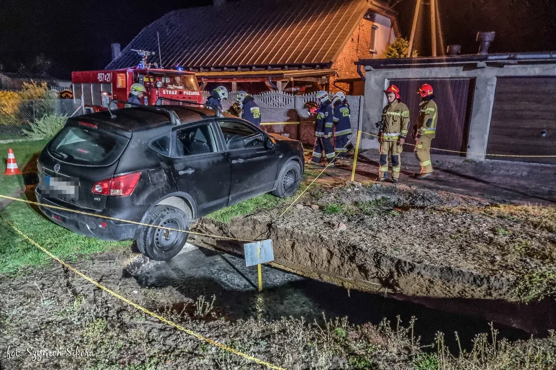 W Starej Obrze pod autem zarwało się szambo. Interweniowali strażacy  - Zdjęcie główne