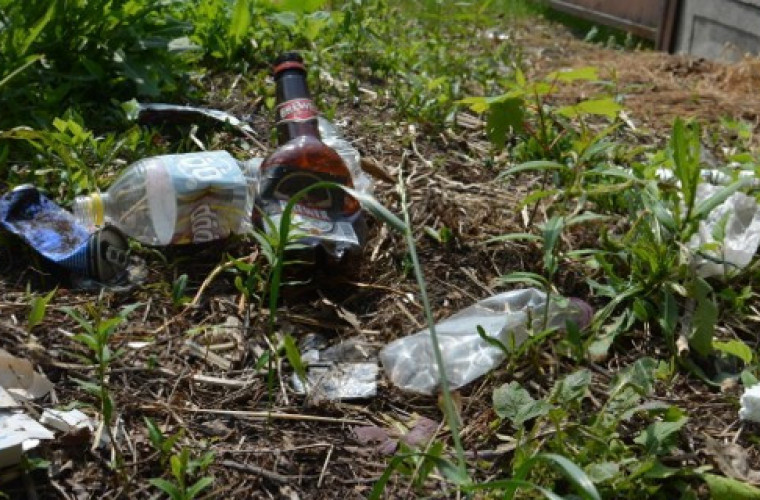 Burdy i alkoholowe libacje na osiedlu przy Piastowskiej - Zdjęcie główne
