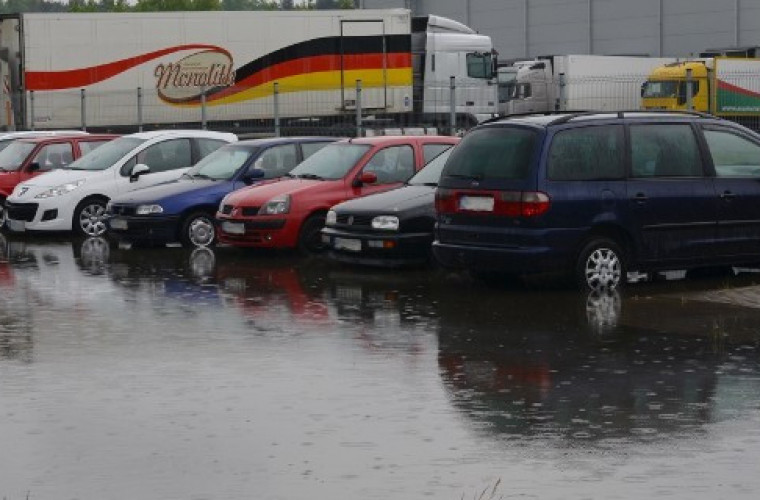 Zalany parking przy magazynach na Ostrowskiej.[ZDJĘCIA] - Zdjęcie główne