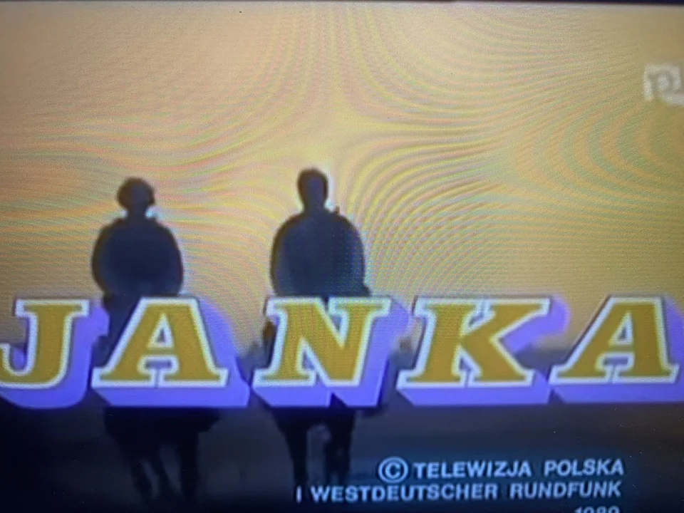 "Janka", serial telewizyjny dla dzieci. Opowiada o przygodach grupy dzieci z polskiej wsi lat dwudziestych XX wieku. Tworzą one dwie „walczące” ze sobą bandy. Jednej z nich przewodzi wnuczka lokalnego karczmarza, kilkunastoletnia Janka. Drugiej - jej rówieśnik; Julek Bromski. W każdym odcinku widz obserwował ciągnący się od lat konflikt pomiędzy rodzinami przywódców, ale również dziecięcą zabawę.