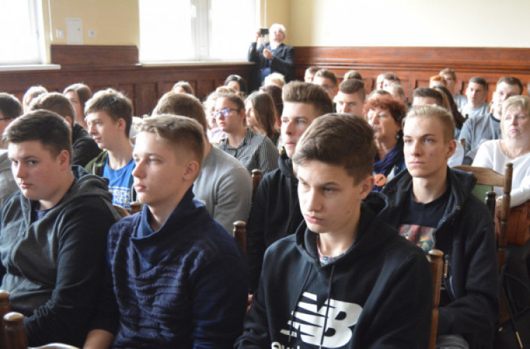 Krotoszyn. Młodzi debatowali w ogólniaku [ZDJĘCIA i FILM] - Zdjęcie główne