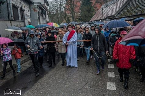 Koźmin Wlkp. Kibole prowadzili Jezusa na śmierć [ZDJĘCIA] - Zdjęcie główne