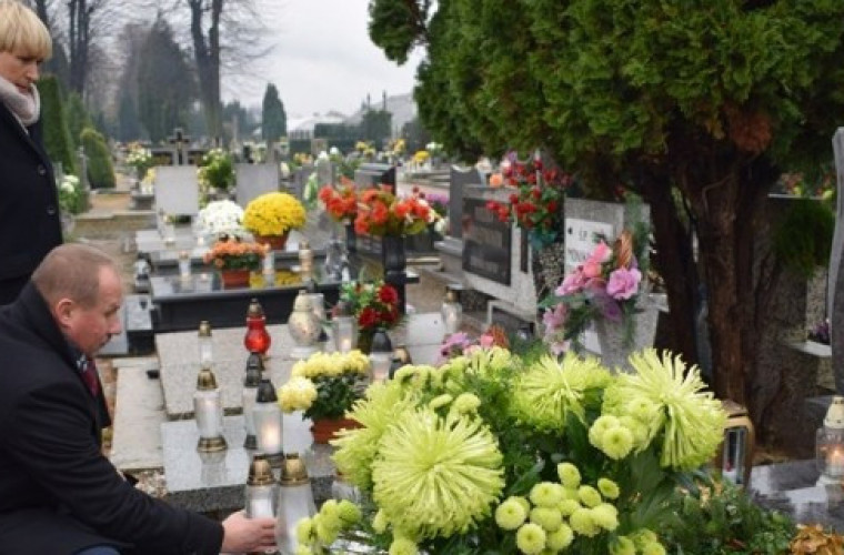 Krotoszyn. Burmistrz zapalił znicze na grobach [ZDJĘCIA] - Zdjęcie główne