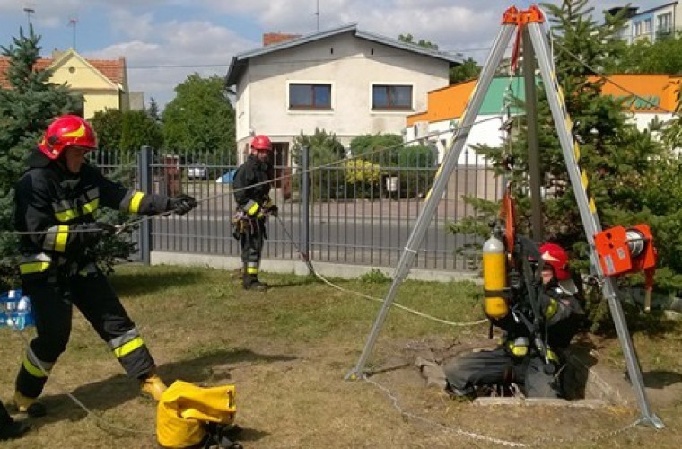 Krotoszyn. Mężczyzna wpadł do studni [ZDJĘCIA] - Zdjęcie główne