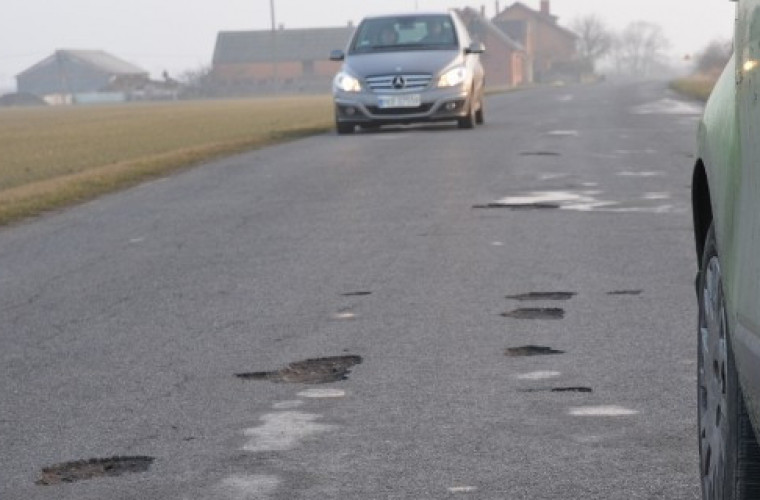 Do Nowej Wsi jedzie się drogą jak ser szwajcarski - Zdjęcie główne