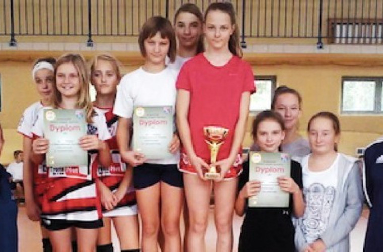 Powiatowy badminton w Rozdrażewie - Zdjęcie główne