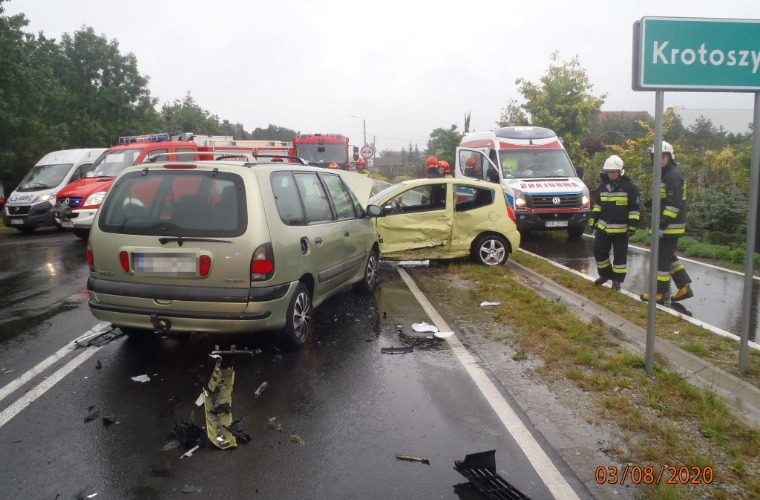Wypadek w Krotoszynie. Cztery osoby trafiły do szpitali [ZDJĘCIA] - Zdjęcie główne