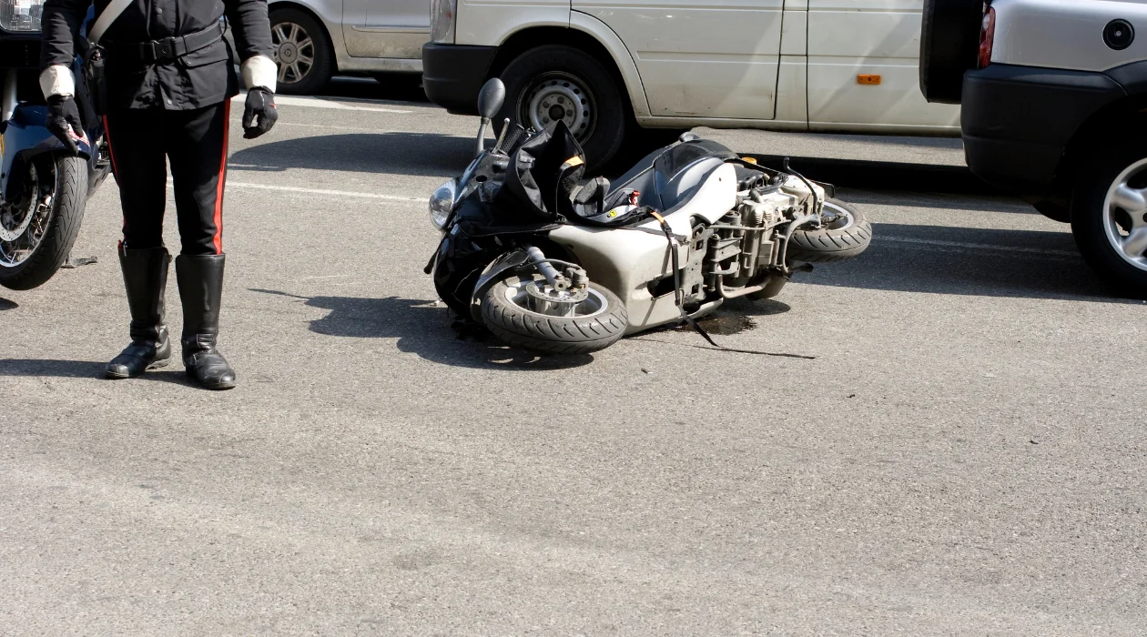 Wypadek w Koźminie Wlkp. Przewrócił się na motocyklu. Uderzył w pieszego - Zdjęcie główne