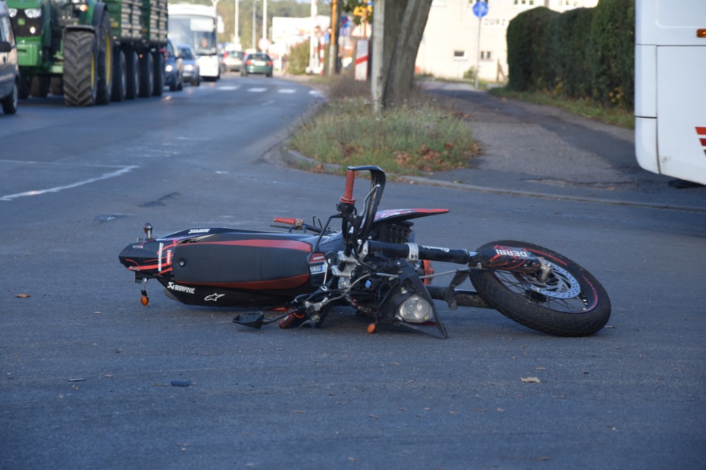 Zderzenie motocyklisty z samochodem osobowym - Zdjęcie główne