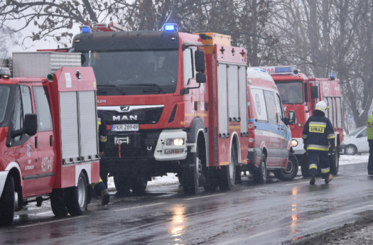 Pożar w Lutogniewie. Policja kieruje ruchem na krajówce [ZDJĘCIA] - Zdjęcie główne